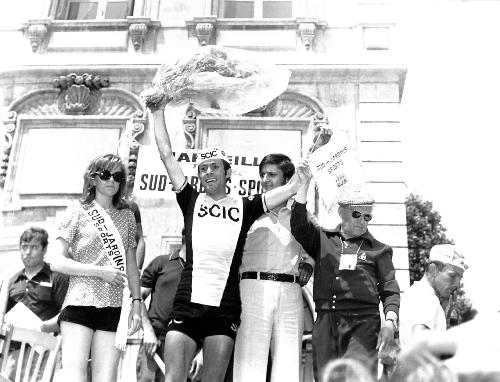 PHOTO ORIGINALE DE PRESSE DE LUCIANO ARMANI AU TOUR DE FRANCE 1971